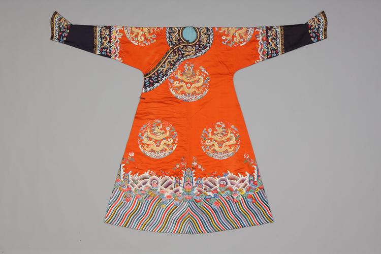 杏黄色缎绣八团彩云金龙纹女夹龙袍