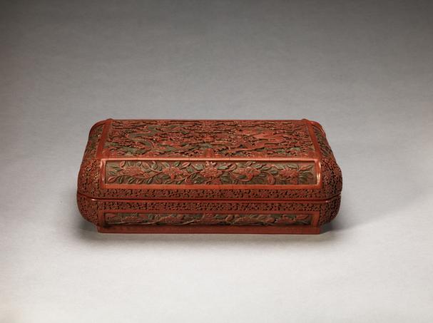 万历款剔彩二龙戏珠纹长方盒