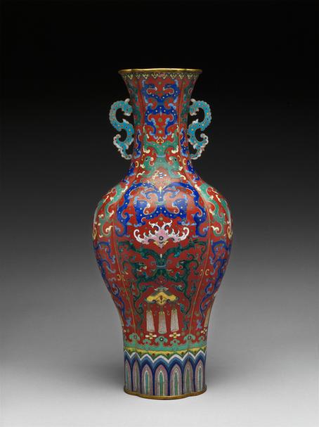 掐丝珐琅蟠螭耳海棠式瓶