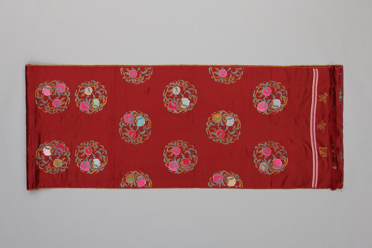 绛色团三桃纹妆花缎袍料