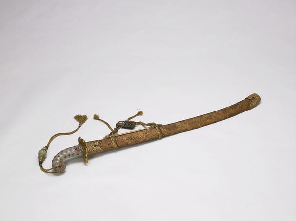 玉嵌料石花柄金桃皮鞘配威腰刀