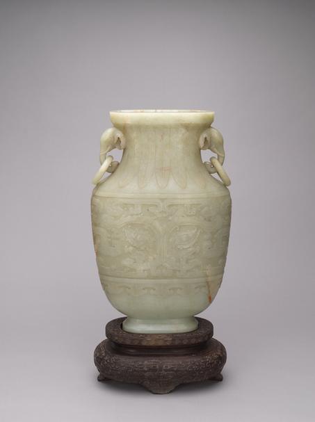 乾隆款青玉象耳活环瓶