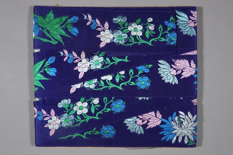 宝蓝色缎地淡彩杏花纹绦