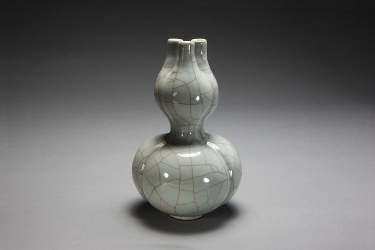 嘉庆款仿汝釉三孔葫芦式瓶