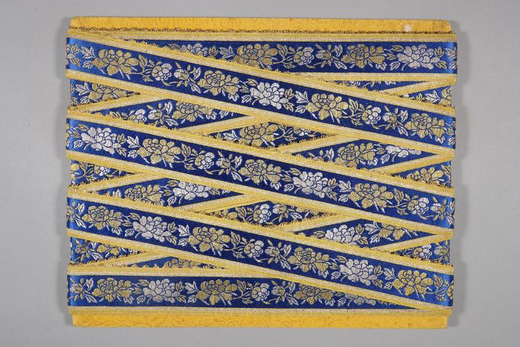 品蓝色缎地织金银牡丹纹绦