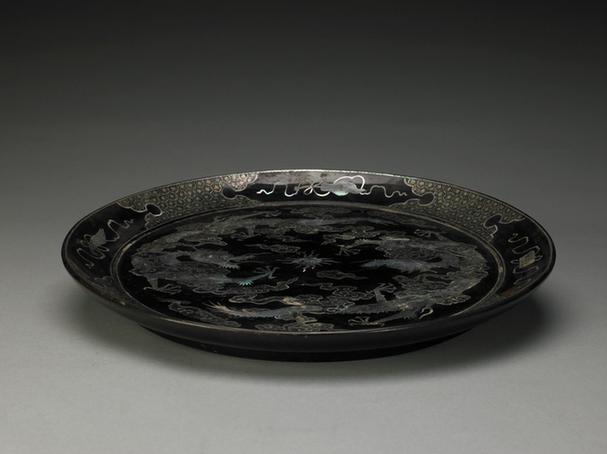 黑漆嵌螺钿云龙纹圆盘