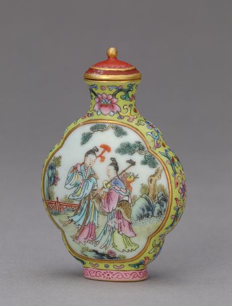 嘉庆款绿地粉彩开光人物图鼻烟壶