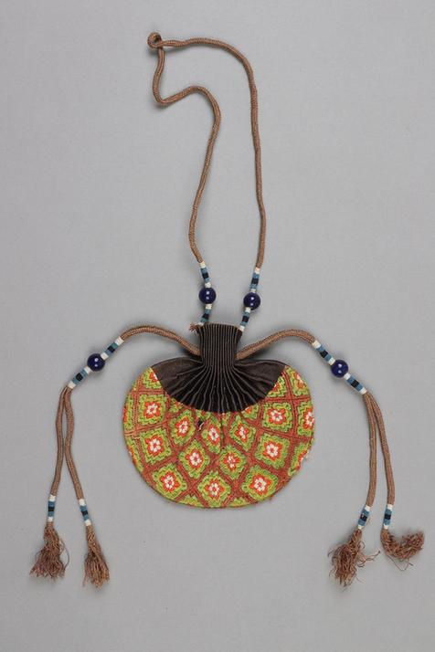 香色缎口铺绒斜格朵花纹椭圆荷包