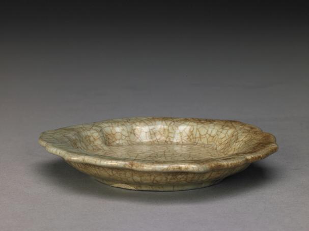 官窑青釉菱花式碟