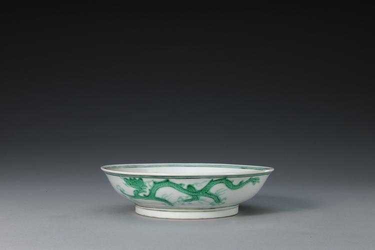 弘治款绿龙暗海水纹盘