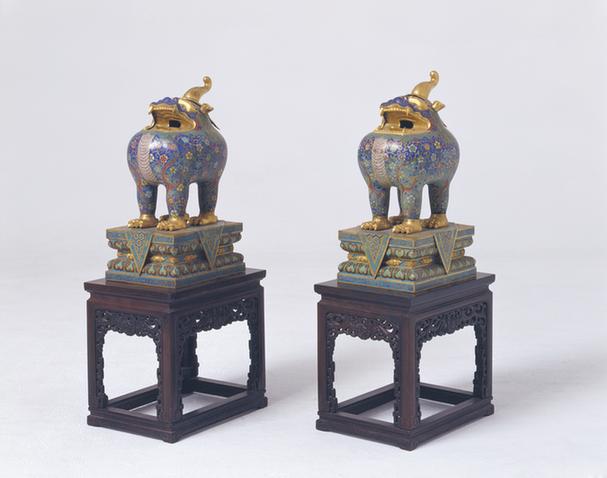 掐丝珐琅连座甪端香熏