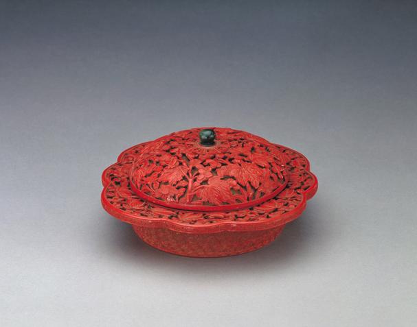 剔红海棠纹柿式盒