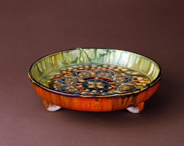 三彩刻花卉纹三足盘