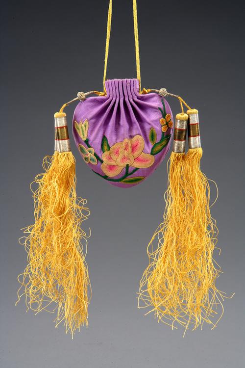 雪灰色缎平金钉线绣玉堂富贵纹活计-荷包