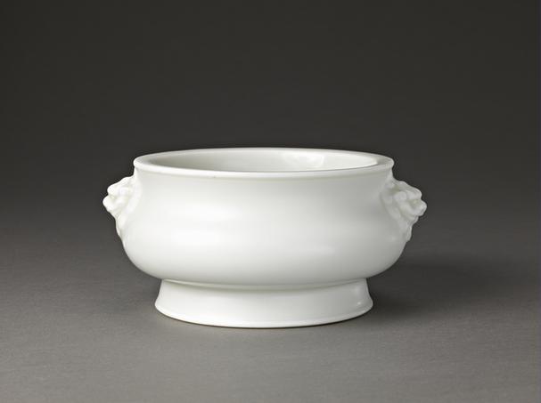 成化款德化窑白釉铺首耳炉