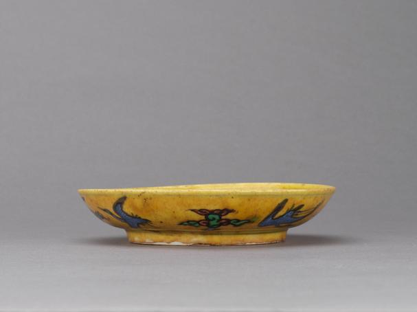 万历款五彩里龙外云鹤纹盘