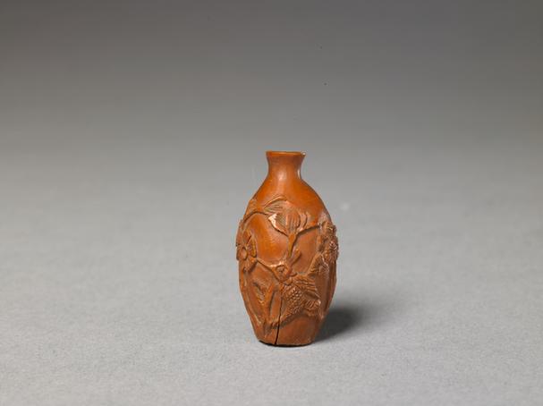 橄榄核雕花鸟纹小瓶