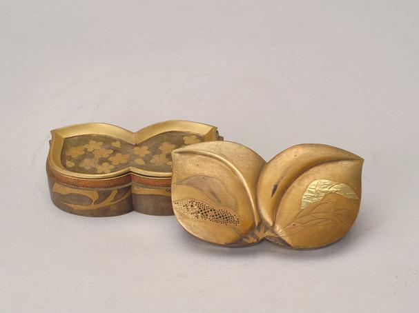 金漆花叶纹双桃式套盒