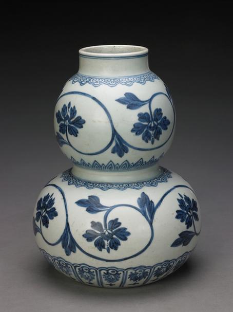 青花缠枝莲纹葫芦瓶