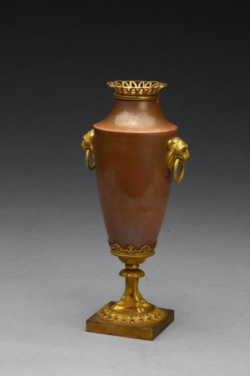 洋瓷豆红镶铜兽耳活环瓶式烛台