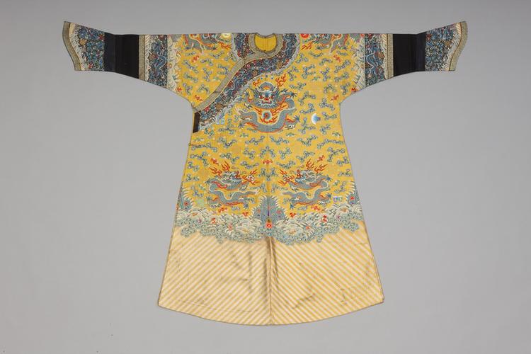 明黄色纳纱四合如意朵花地彩云蝠金龙纹女单龙袍