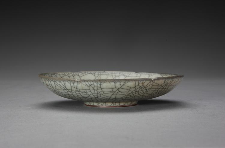 哥窑青灰釉葵花式盘