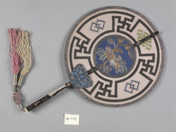 编草平金嵌玻璃珠花图面黑漆雕花柄团扇