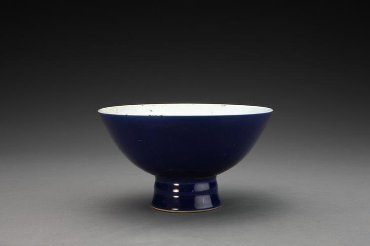 雍正款祭蓝釉高足碗
