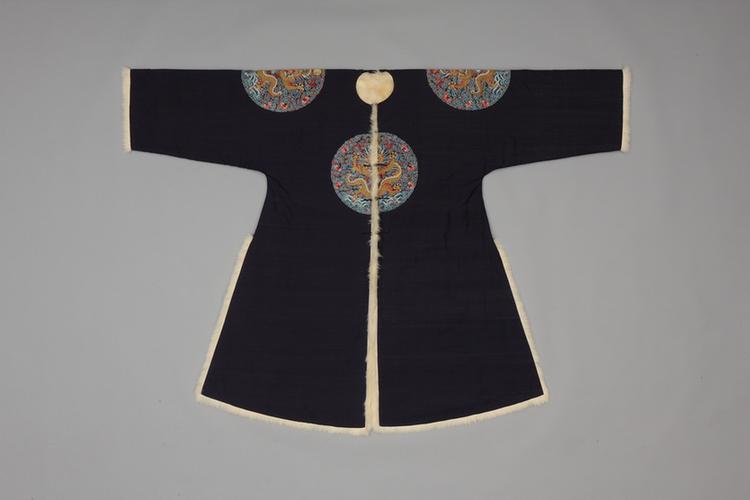 石青色缂丝四团彩云金龙纹天马皮衮服