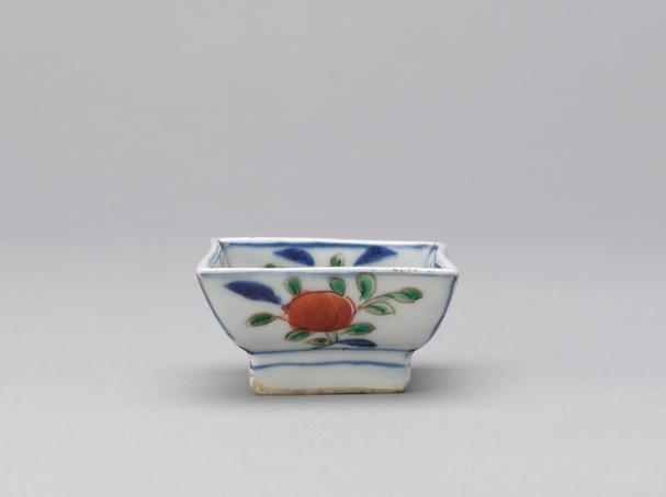 万历款五彩折枝花果纹长方碟