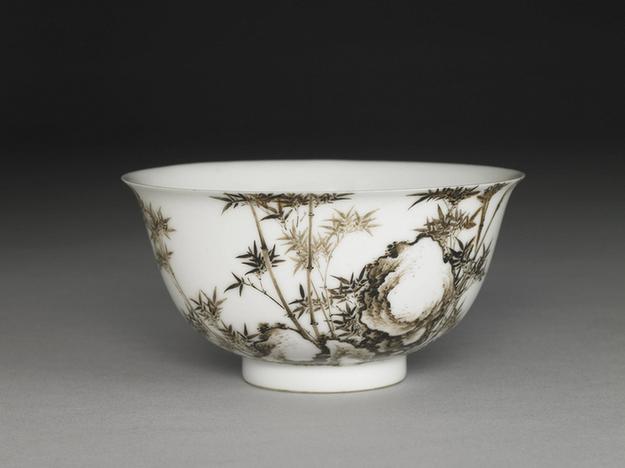 珐瑯彩瓷赭墨竹石图碗