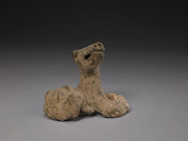 青釉卧狗