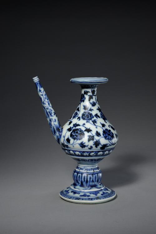 青花缠枝牡丹纹军持