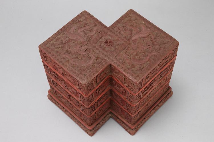 剔红云龙纹开光博古纹方胜式三层套盒