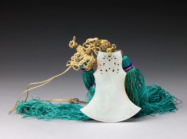 青玉十二辰斧形佩-子