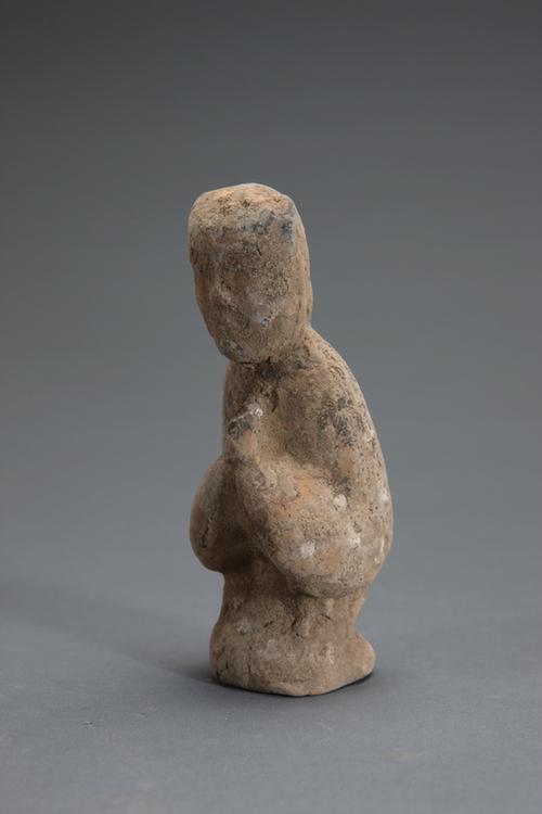 陶画彩拱手女跪俑