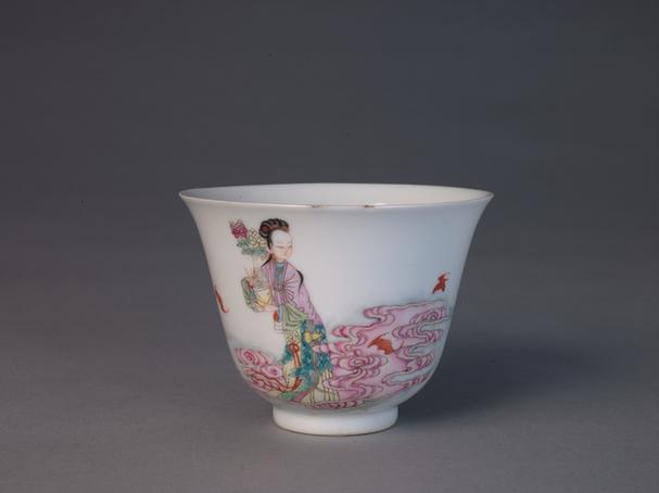 坦斋款粉彩仕女图杯