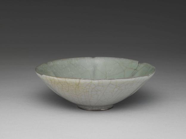 官窑青瓷葵口碗