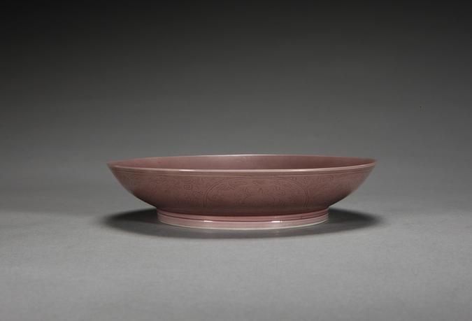 雍正款茄皮紫釉暗划缠枝石榴纹盘