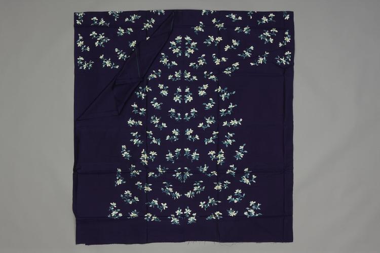 藕荷色实地纱绣浅彩栀子纹袍料