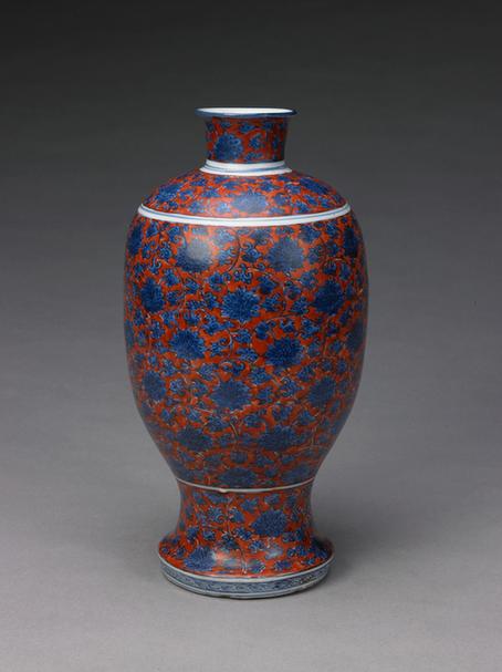 矾红地青花缠枝莲纹瓶