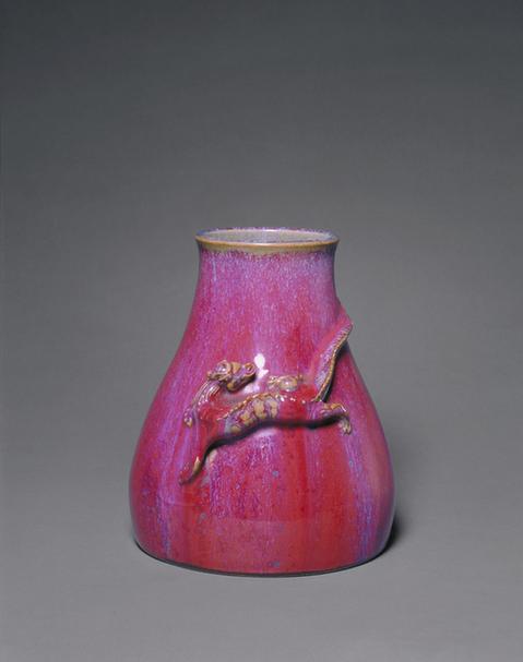 窑变釉塑贴蟠螭纹尊