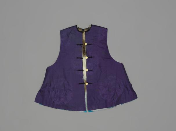 藕荷色团松鹤纹暗花江绸青白肷皮对襟坎肩