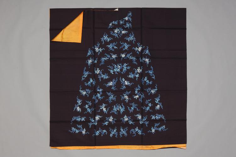 石青色绸绣浅彩藤萝纹袍料