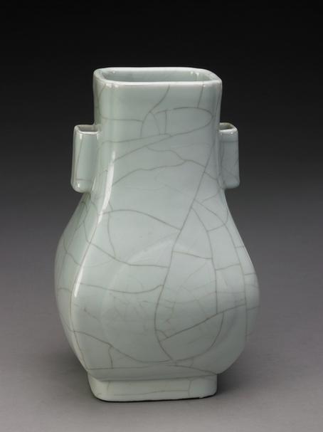 同治款冬青釉杏圆贯耳瓶