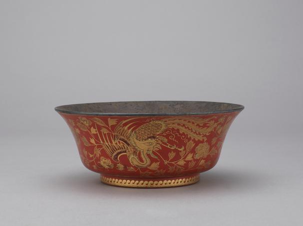 乾隆款红漆描金丹凤牡丹纹银里撇口碗
