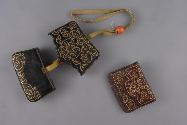 红色皮嵌铜丝勾莲纹荷包式火燫