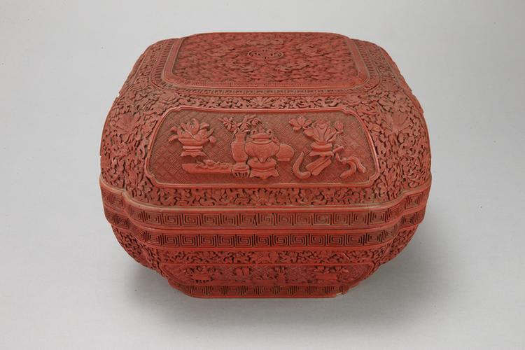 剔红五蝠捧寿纹开光博古纹四方委角盒