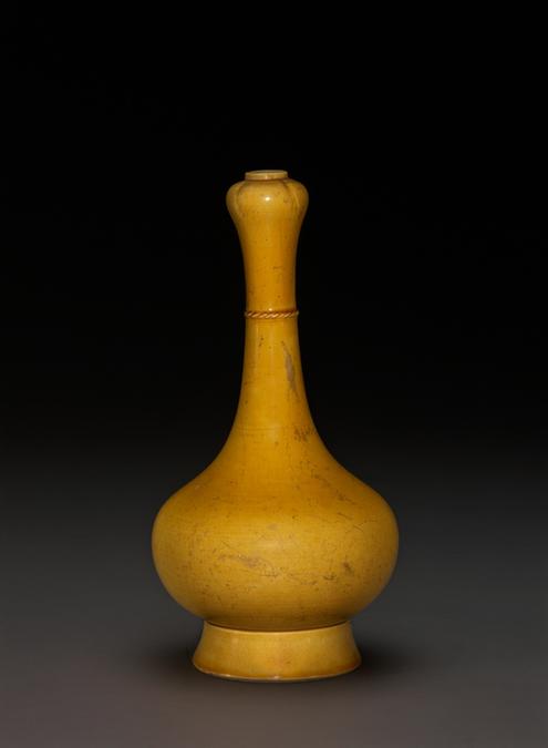黄釉蒜头瓶