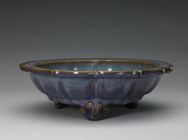 钧窑玫瑰紫釉菱花式三足花盆托